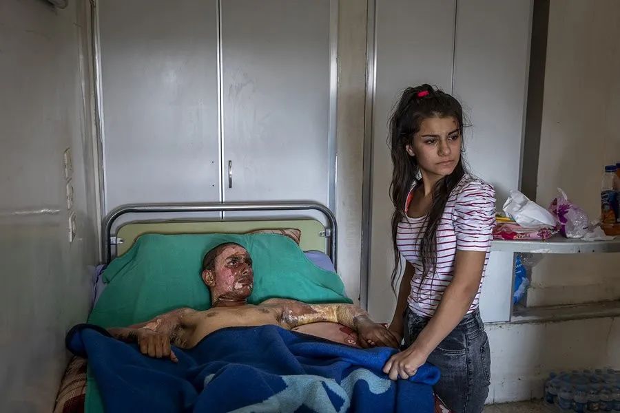 《受伤的库尔德战士接受慰问》- Ivor Prickett （爱尔兰）  纽约时报